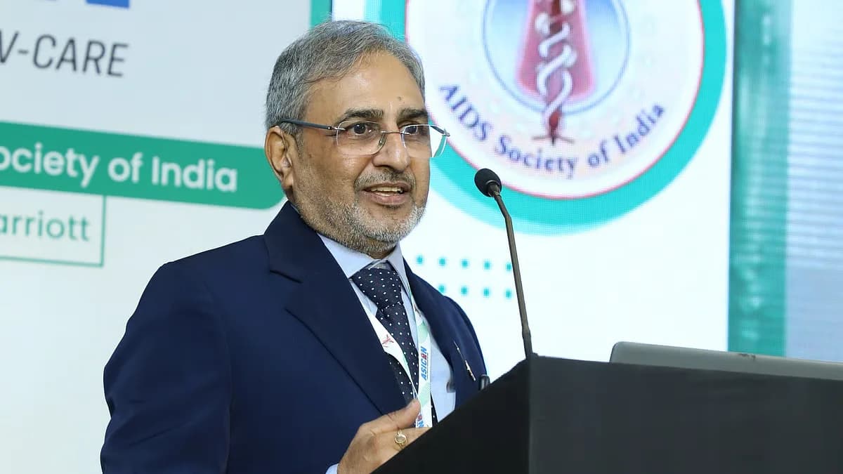 Dr. Ishwar Gilada addressing a professional conference